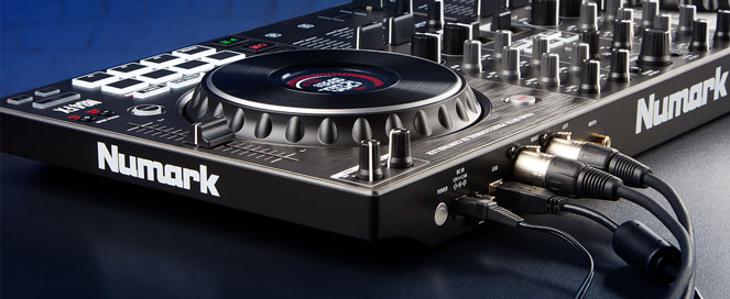 CONTROLADORA DJ NUMARK NS4FX vista de los conectores profesionales