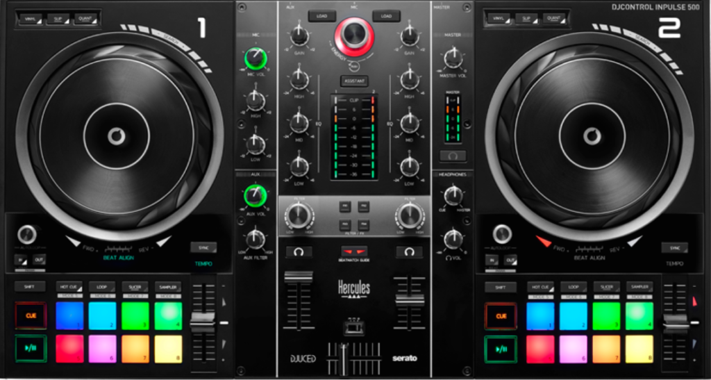 La marca Hercules es conocida por su amplia gama de productos de DJ económicos y su software de cosecha propia, Djuiced, que ha sido utilizado exclusivamente en sus controladores anteriores. Sin embargo, el lanzamiento del controlador DJControl Starlight para Serato llamó la atención de los DJ's debido a su alto rendimiento y precio accesible, superando a sus competidores más costosos. Ahora, Hercules presenta su nuevo controlador para Serato, el Inpulse 500, diseñado para cerrar la brecha entre los controladores de nivel de entrada y los profesionales, ofreciendo una gran variedad de funciones y características para satisfacer las necesidades de todos los DJ's.